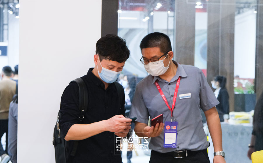 展會(huì)現(xiàn)場(chǎng)交談