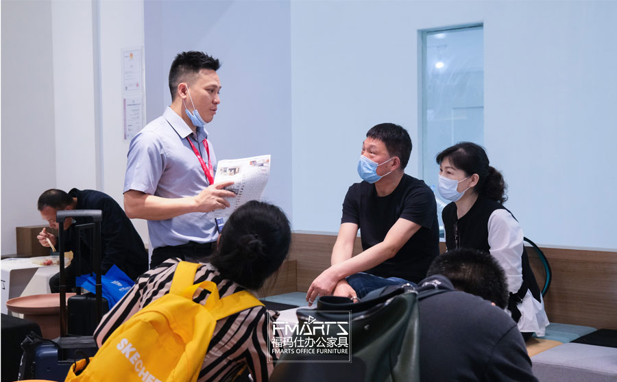 展會(huì)現(xiàn)場(chǎng)交談