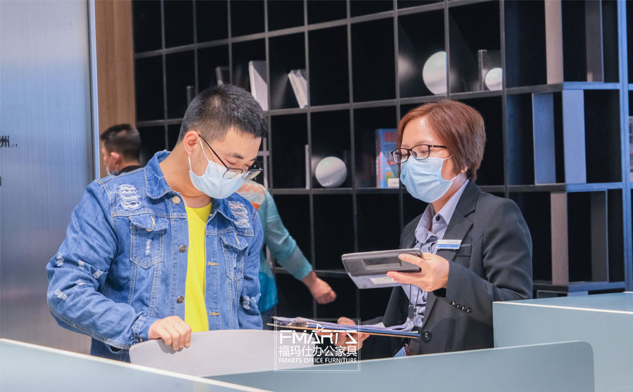 客戶與業務洽談中