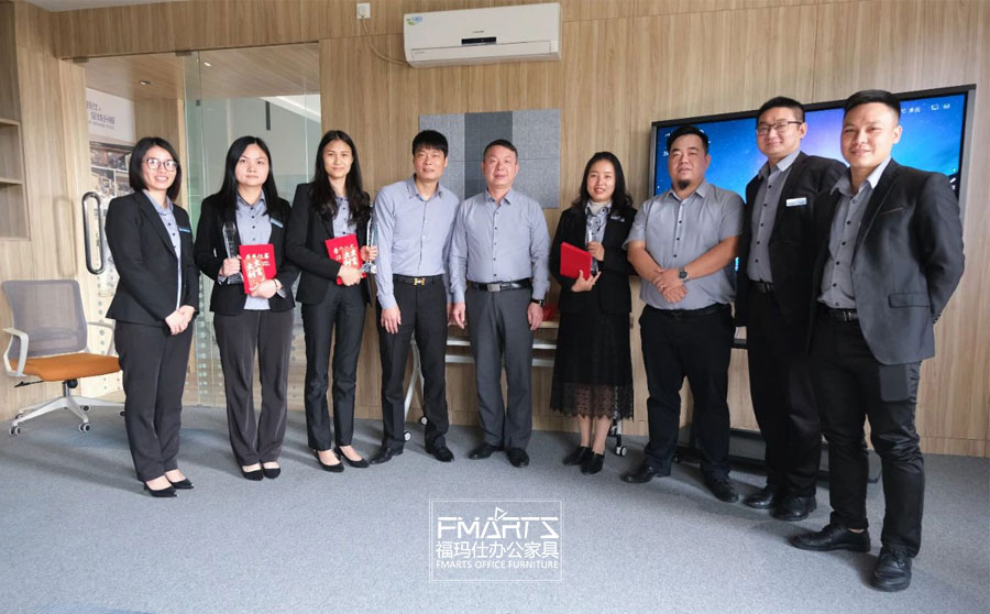 鄧總、周總為銷售冠亞季軍頒獎(jiǎng)